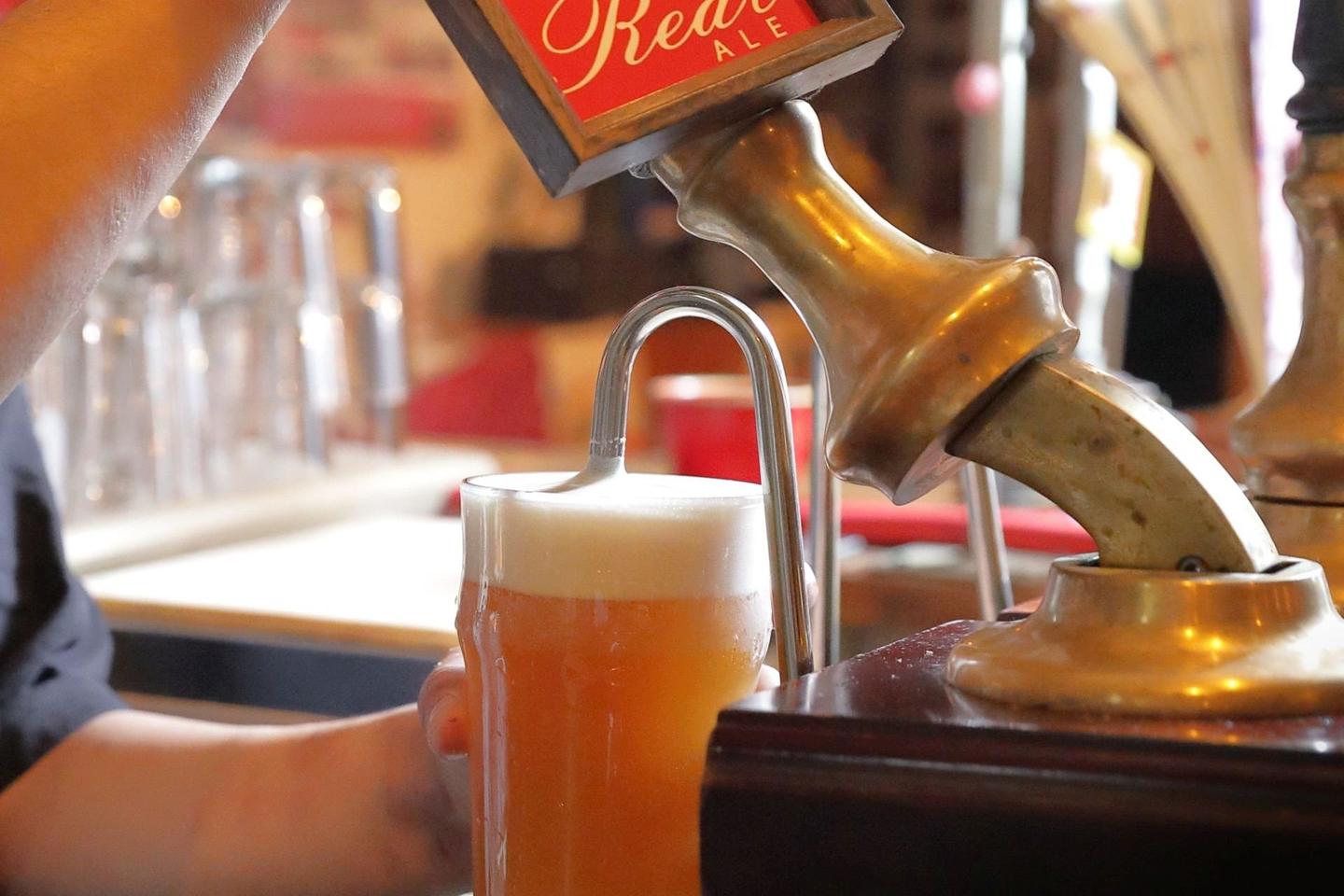 銘酒のある食卓 エールビールの画像