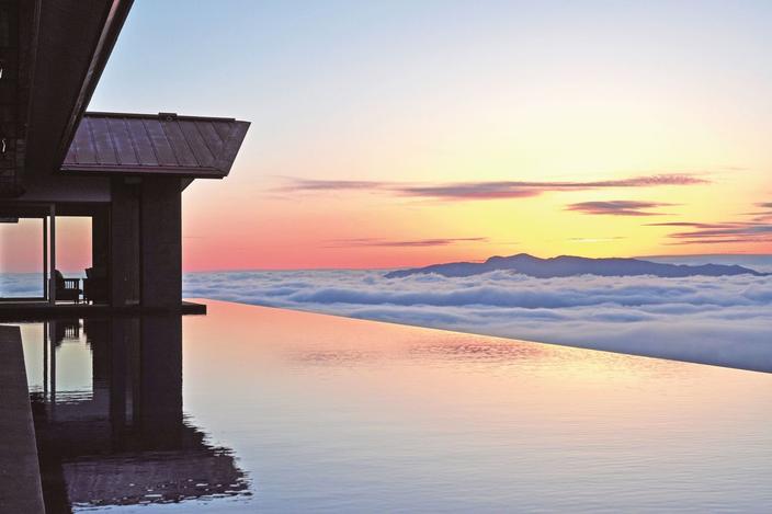 温泉、ゴルフ、歴史…… ひとクラス上のおこもり宿とは 新潟県/北海道/沖縄県/愛知県/富山県のサムネイル